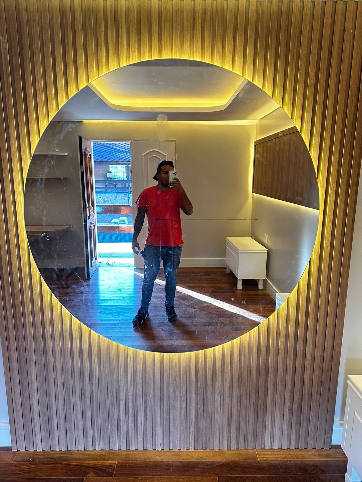 Espelho circular com iluminação embutida