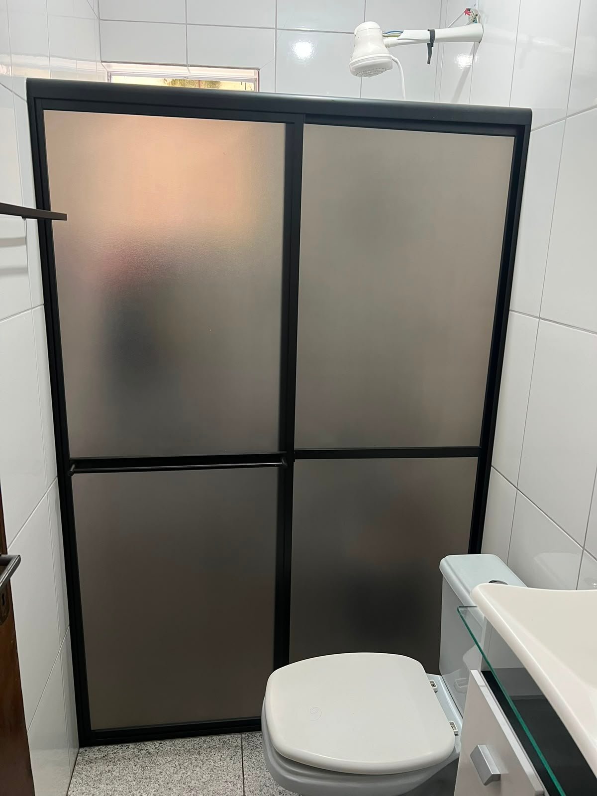 Box frontal em vidro incolor com perfil preto