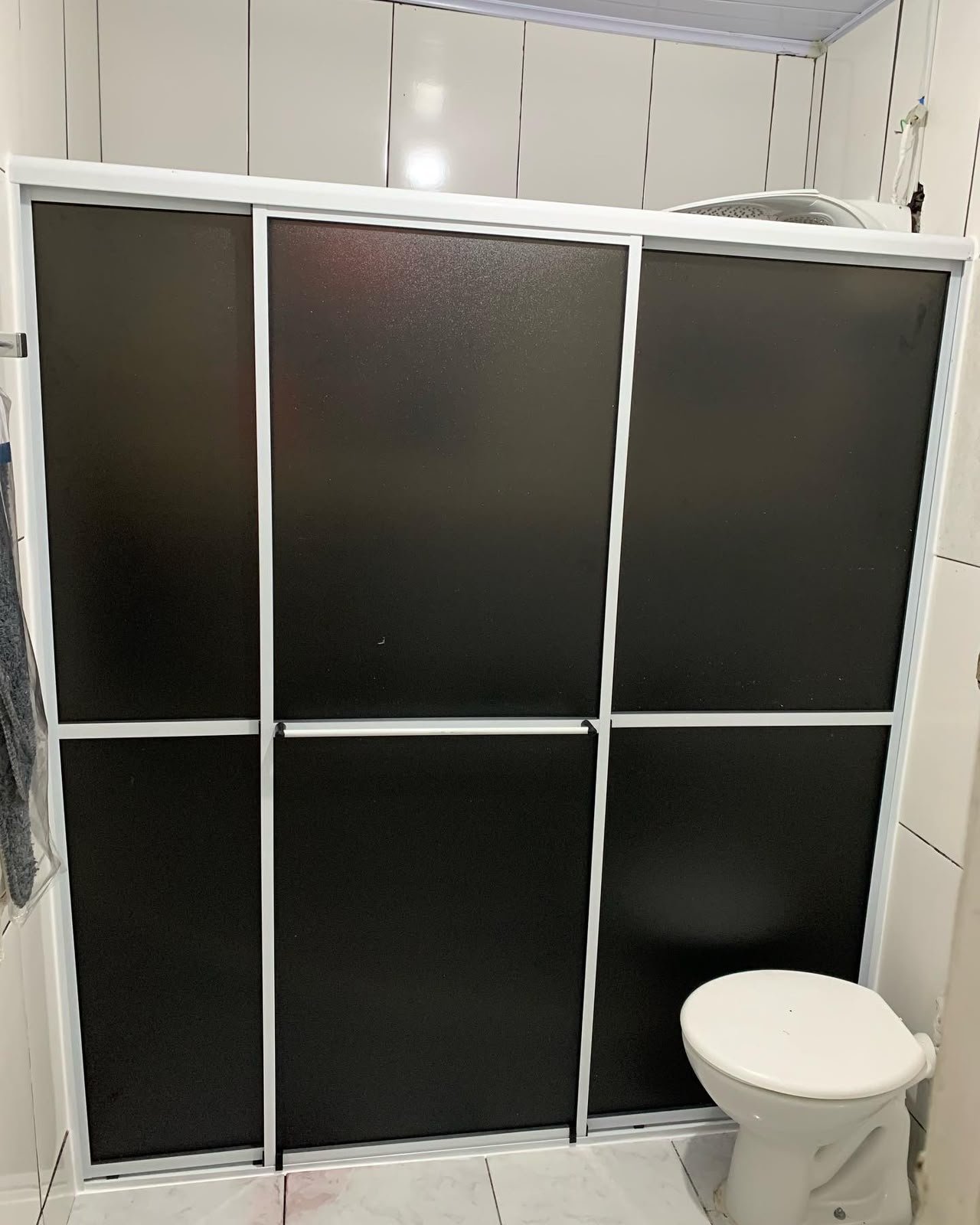 Box de correr três folhas com perfil branco