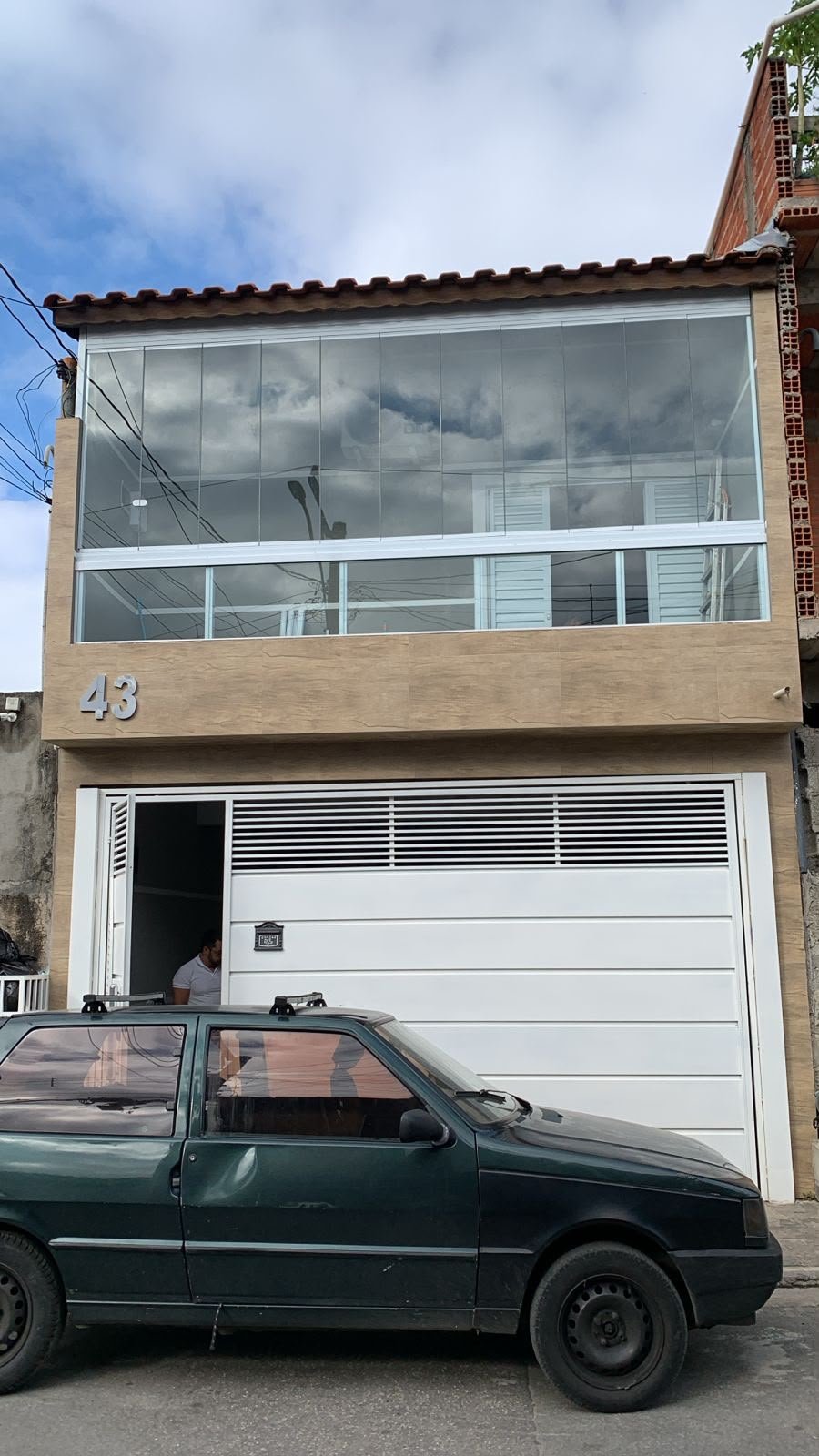 Fachada de sobrado com fechamento em vidro