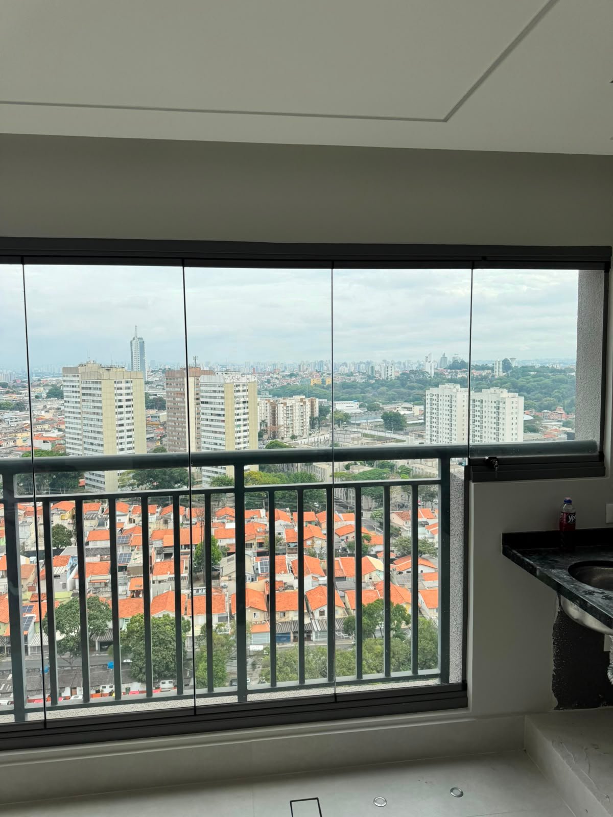 Fechamento de varanda em vidro com vista da cidade